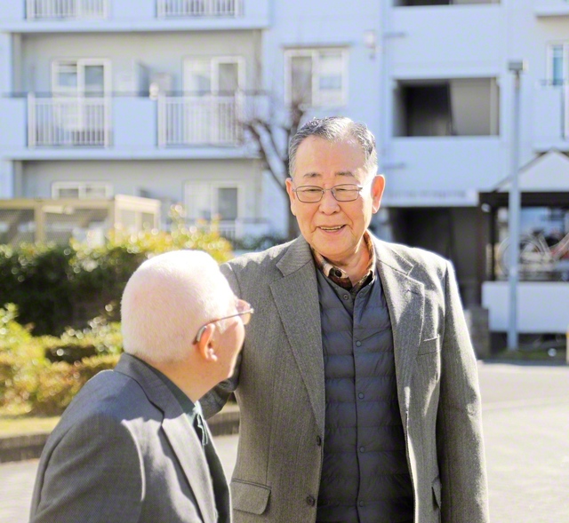 同志の声に耳を傾け、温かい励ましを送る烏山さん㊨。「皆さんと一緒に仲良く学会活動できることが何よりの喜びです！」