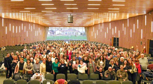 イタリア・ロンバルディア東州の友が笑顔で。有志による合唱が集いを盛り上げた（ミラノ池田平和文化会館で）