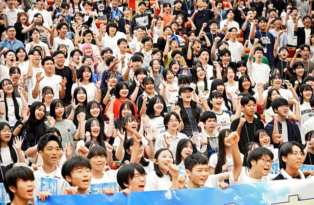 未来部の友が後継の誓いに燃えて（昨年8月、創価大学で）