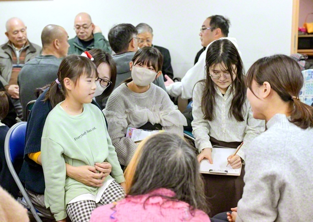 「一年の感謝」をテーマにグループディスカッションを実施した広島・幸本町地区の座談会。近藤幸夫地区部長、石橋美千子地区女性部長は声を弾ませる。「参加者が気軽に語り合える座談会を目指し、これからも工夫を重ねていきます」