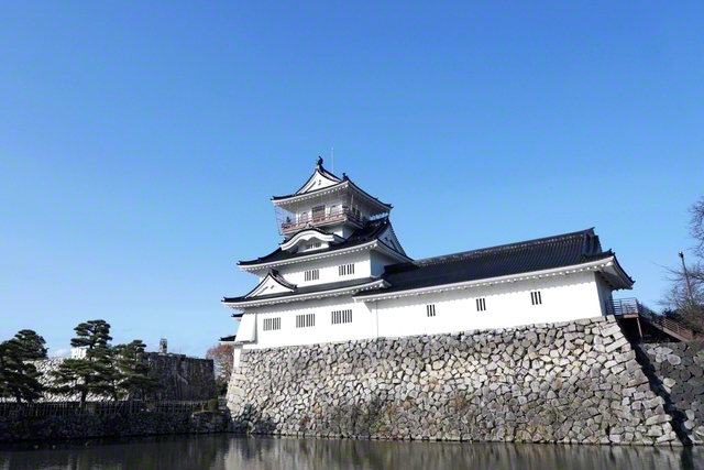 澄んだ青空に映える富山城（富山市）。郷土博物館として400年以上にわたる歴史を伝えている