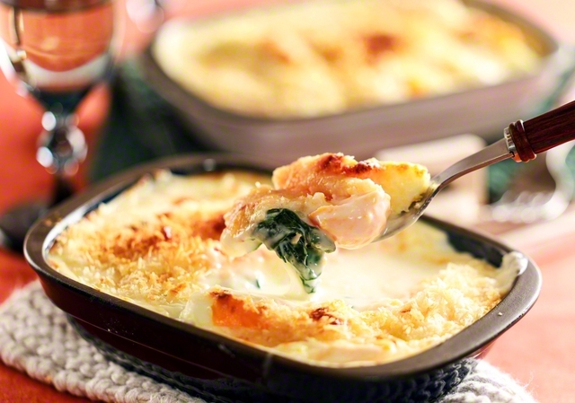 「ホウレンソウとゆで卵のグラタン」　1人分　約620kcal/塩分3.2g