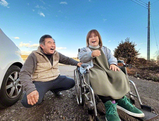 「題目があがっていると何でもピタッと合ってくるの」と大野さん㊨。一夫さんへの感謝は尽きない