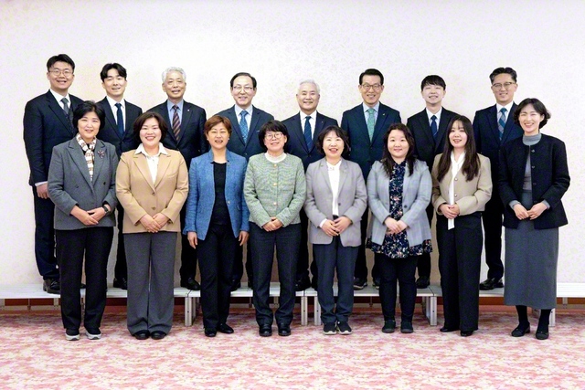 青年を先頭に進む韓国のメンバー