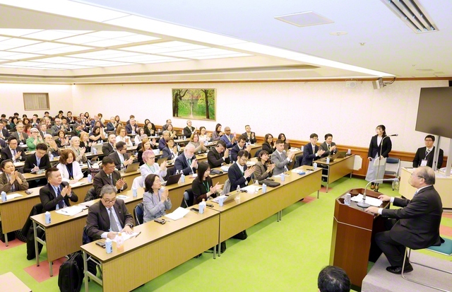 谷川SGI理事長が遠来の同志を激励。創価家族の異体同心の団結で、善の絆を結びゆくことを約し合った（戸田記念国際会館で）