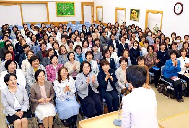 さあ躍動の生命で出発！　朗らかに開催された全国県女性部長会（9日、創価世界女性会館で）