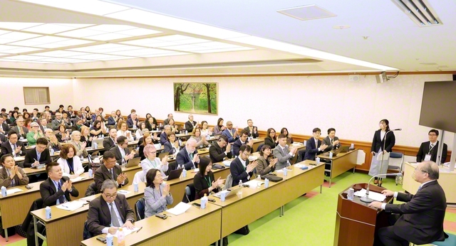 谷川SGI理事長が遠来の同志を激励。創価家族の異体同心の団結で、善の絆を結びゆくことを約し合った（戸田記念国際会館で）