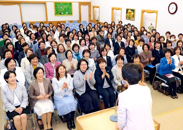 さあ躍動の生命で出発！　朗らかに開催された全国県女性部長会（9日、創価世界女性会館で）