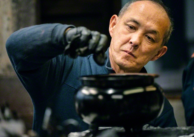 高岡銅器の仕上げの工程となる「着色」。伝統工芸士の橋本広志さんは、銅の内なる輝きを引き出す