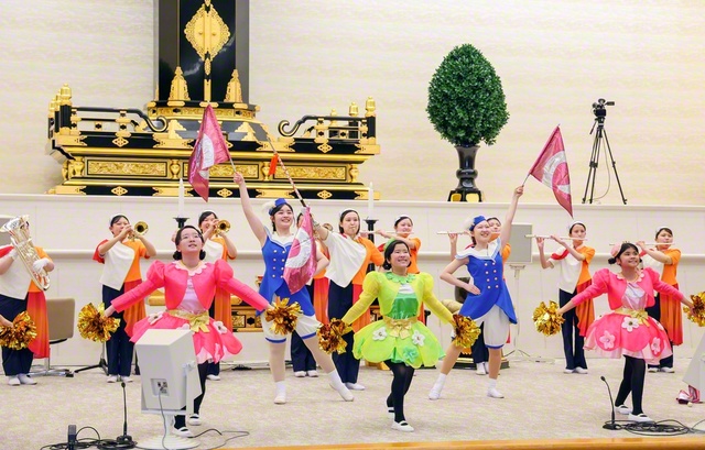 開会前、北海道富士鼓笛隊が爽やかな演奏・演技で会場の友を鼓舞した（同）