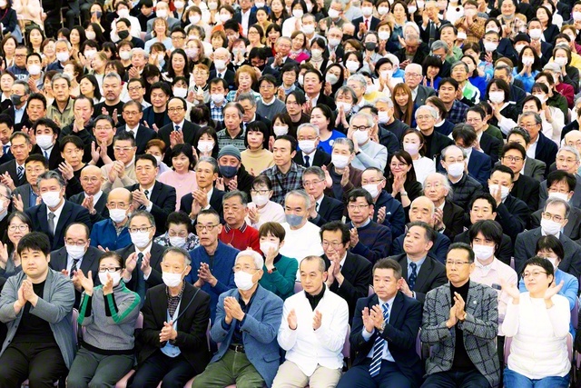 本陣の誇りを胸に前進する新宿の友。会合では、未来部・青年世代が信心根本に勇躍する模様が紹介された（東京戸田記念講堂で）