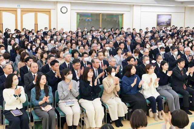 拡大の誓いみなぎる埼玉の県区長会。山口勇一さんが決意発表し、青年世代の代表があいさつした（埼玉文化会館で）