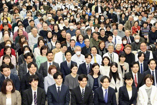 中野総区の集い。石原年人さん・朋子さん夫妻が一家和楽を築いた喜びを報告し、音楽隊・創価本陣湧躍太鼓団が演奏を披露（金舞会館で）