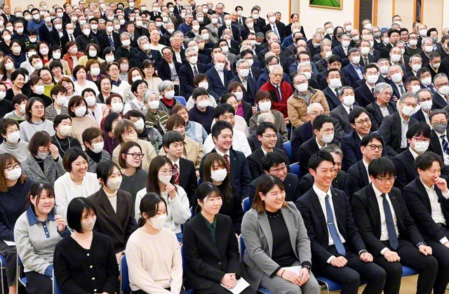 新出発の息吹に満ちた山形総県の集い。会合では、男子部の代表による指揮で、学会歌「紅の歌」を大合唱した（山形文化会館で）