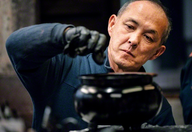 高岡銅器「着色」の伝統工芸士として、橋本広志さんは銅の内なる輝きを引き出す。金沢城石川門の着色を手がけたことも