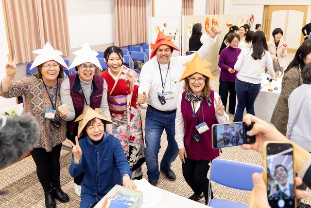 千葉文化会館で日本の文化に触れる中南米の友。大沼咲貴さん、川浦正大さんが体験発表。少年少女部の代表が希望の合唱を披露した