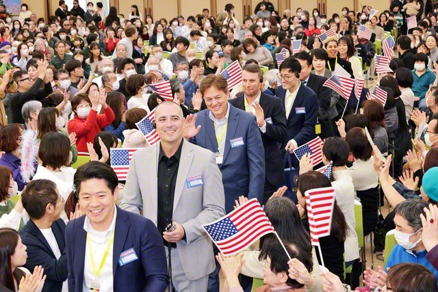 アメリカと世田谷の友が心の絆も強く。会合では少年少女部の「銀河合唱団」が歓迎の歌声を響かせた（東京池田記念講堂で）