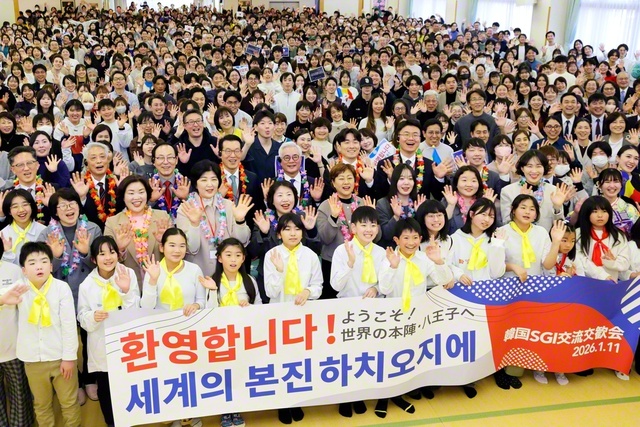 八王子平和講堂では金仁洙理事長ら韓国の友を歓迎。金田総区長、田口同女性部長があいさつし、共に広布拡大を誓い合った