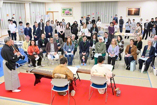 欧州の友が訪れた松戸池田講堂では、開会前に箏や尺八の演奏、習字や折り紙の体験など、日本の文化に親しむ企画も