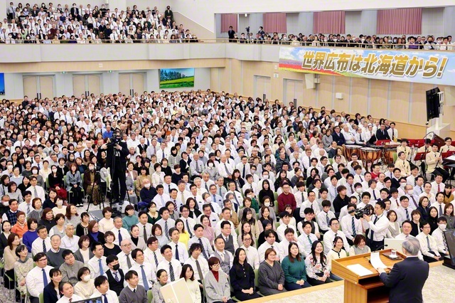 “大切な大切な「幸福城」「故郷城」「三代城」”と池田先生が信頼を寄せた北海道の友。総会・青年部総会で希望の前進を誓い合った（北海道池田講堂で）