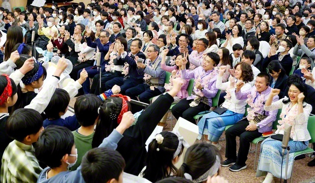 【タイ、シンガポール×江戸川】歓迎の歌声を届けた少年少女部の「水魚合唱団」。大古明美さんが世界での奮闘を報告した（東京国際池田記念講堂で）