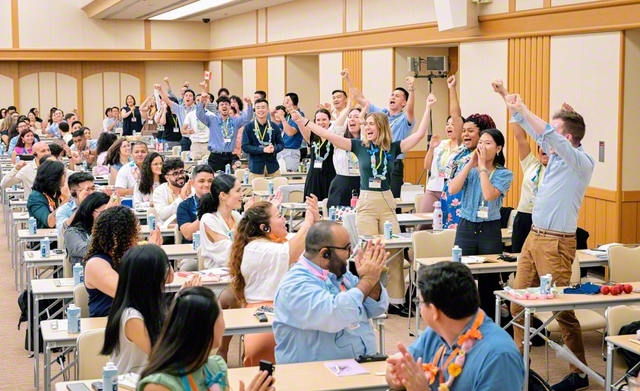 「SGI青年研修会」に集った友が、「まいをもまいぬべし」（新2145・全1300）との仰せさながらに、あふれんばかりの歓喜を五体で表現。躍動する同志と心を一つに、世界広布の新たな展開を！（昨年9月、創価文化センターで）