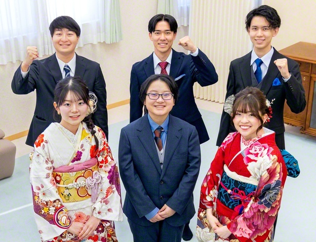 未来への門出を祝した「二十歳の集い」に参加した友が記念のカメラに（新宿池田文化会館で）