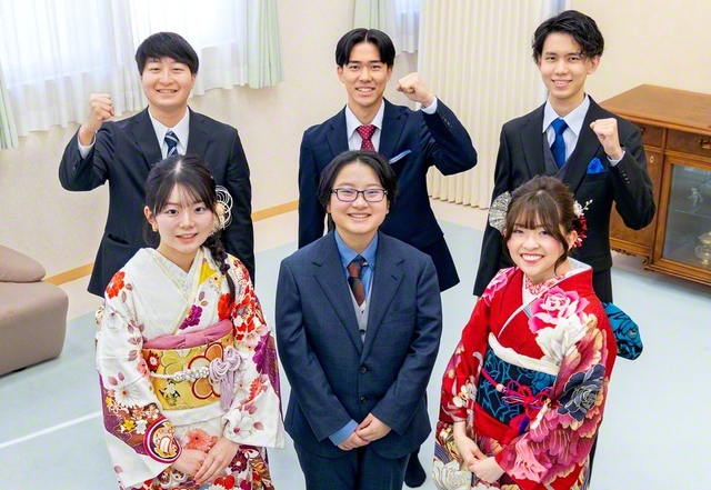 未来への門出を祝した「二十歳の集い」に参加した友が記念のカメラに（新宿池田文化会館で）