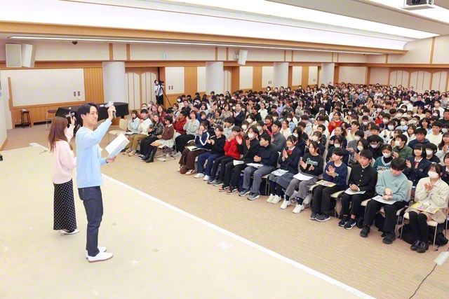 中等部結成61周年の記念大会。最後に未来部愛唱歌「勇気の一歩」と未来部歌「正義の走者」を合唱した（金舞会館で）