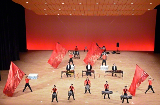 堂々の演技・演奏で全国大会の切符を勝ち取った創価鹿児島サザンブレイズ（11日、佐賀市文化会館で）