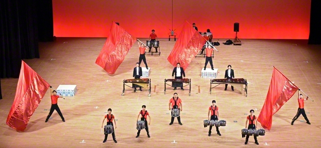 堂々の演技・演奏で全国大会の切符を勝ち取った創価鹿児島サザンブレイズ（11日、佐賀市文化会館で）