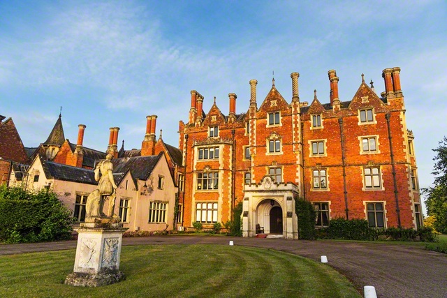 朝日に染まるタプロー・コート総合文化センター。1996年、イギリスの国家遺産省から「歴史的建造物」に指定された。敷地内にある古墳からは数々の貴重な埋蔵品が発掘され、それらは現在、大英博物館に所蔵されている