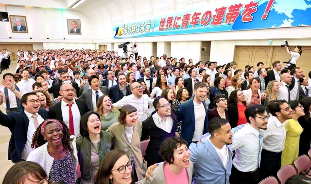 世界の若人が師弟共戦を誓い合った青年部幹部会（2024年6月、巣鴨の東京戸田記念講堂で）。本年9月に再び各国・各地の友が一堂に会する“青年幹”も、池田門下の新たな出発の機会となる