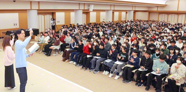 中等部結成61周年の記念大会。最後に未来部愛唱歌「勇気の一歩」と未来部歌「正義の走者」を合唱した（金舞会館で）