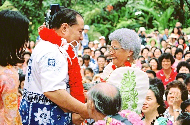 アメリカ・ハワイを訪問した池田先生が日米親善の交友会に出席。功労の友を真心込めて励ました（1981年1月18日、ハワイ会館の庭園で）