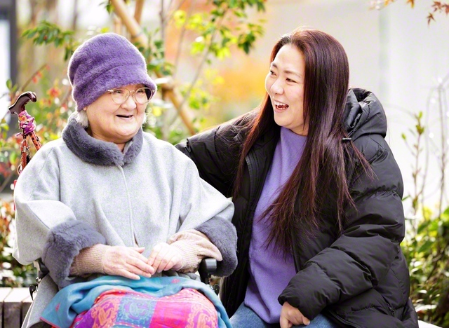 綾部さん㊨は母・しまえさんの思いを継ぎ、介護職に就いた。心がけるのは、母の振る舞いをヒントにした「相手が思う前に動く“一歩先のケア”です」