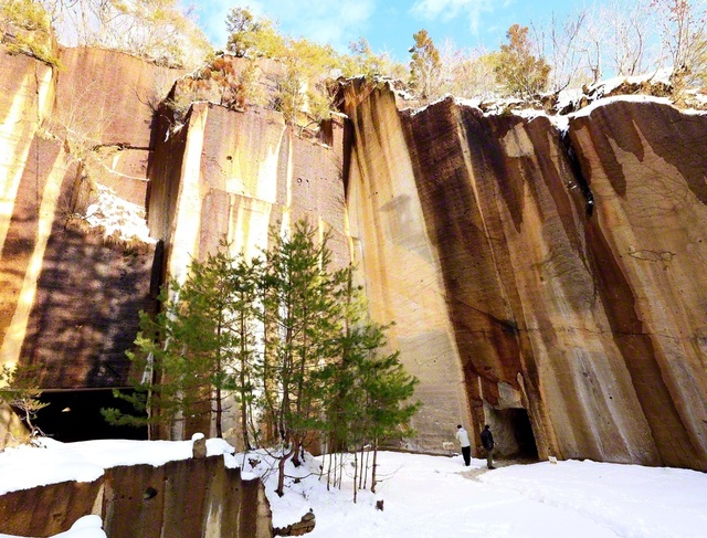 山形県高畠町にある瓜割石庭（うりわりせきてい）公園には、およそ30メートルの石壁がそびえ立つ＝山形・犬飼高拡通信員
