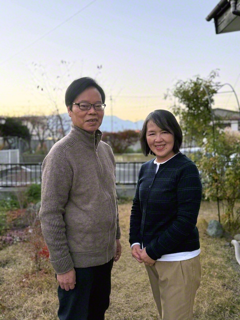 崎浜さん㊧が妻の玲子さんと仲むつまじく。「信心の先輩として、いつも指導を受けています」と