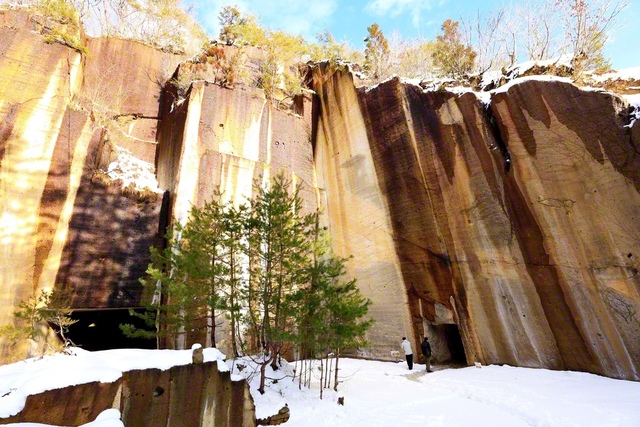 山形県高畠町にある瓜割石庭（うりわりせきてい）公園には、およそ30メートルの石壁がそびえ立つ＝山形・犬飼高拡通信員