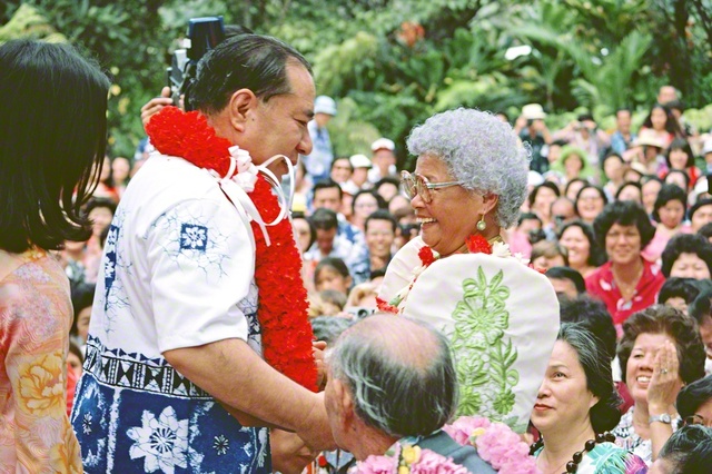 アメリカ・ハワイを訪問した池田先生が日米親善の交友会に出席。功労の友を真心込めて励ました（1981年1月18日、ハワイ会館の庭園で）