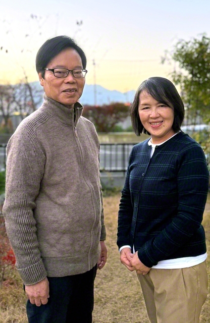 崎浜さん㊧が妻の玲子さんと仲むつまじく。「信心の先輩として、いつも指導を受けています」と
