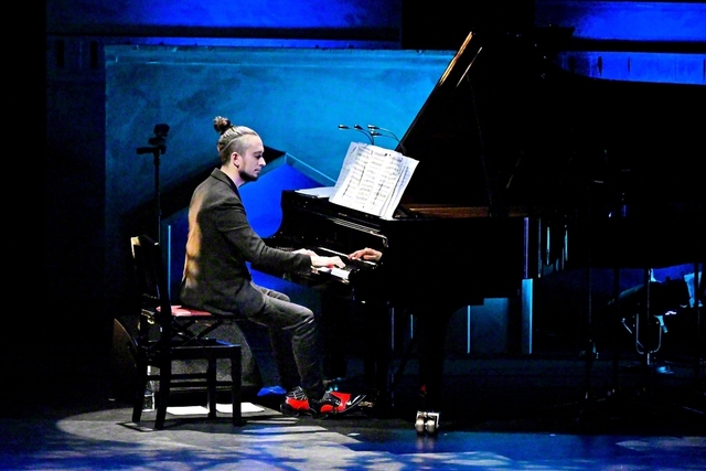 2023年の「民音タンゴ・シリーズ」で演奏するバジェ氏