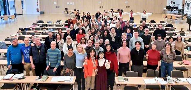 御書根本の道を歩むドイツ・中央方面の友。研修会では質疑応答や代表による活動体験の発表も行われた（フランクフルト池田平和文化会館で）