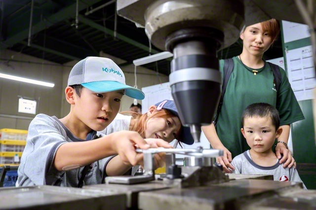 「工場の祭典」でプライヤーを組み立てる（新潟・見附市）