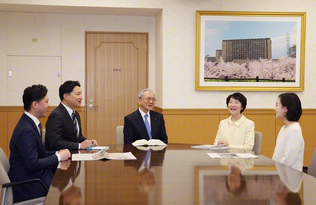 「創立100周年へ、『わたしの挑戦』に率先し、拡大の渦を巻き起こしましょう！」と誓い合う出席者（学会本部第2別館で）