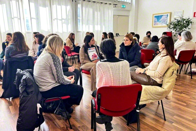 ラツィオ第3州のヤング白ゆりグループの集い。ミニ座談会が行われ、対話の花が咲いた（ローマ文化会館で）