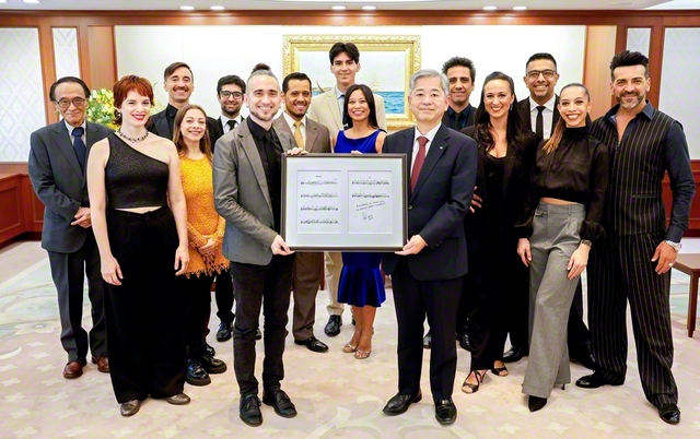 池田先生にささげられた献呈曲「レナセール」の贈呈式。バジェ氏（前列左）が「パブロ・バジェ・セステート」のメンバーらと共に出席した（民音文化センターで）