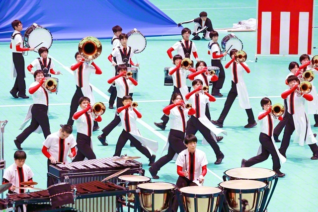 第60回マーチングバンド関東大会で息の合ったパフォーマンスを披露する創価ルネサンスバンガード・ジュニア（昨年11月、さいたま市内で）