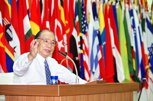 21世紀兵庫希望総会で、池田先生は“信心とは「無限の希望」「永遠の希望」を生む知恵である”と（1995年10月17日、兵庫池田文化会館で）