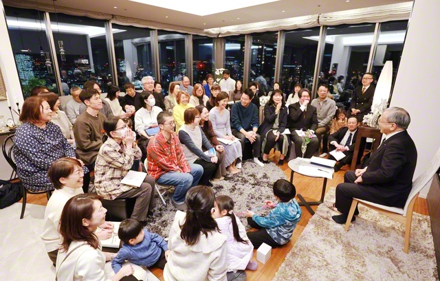 原田会長が駆け付け、師弟共戦を約し合った東京の中央区・長者地区の座談会。高等部の広原ねおさん、女性部の高野伸子さんが「大白蓮華」の巻頭言を朗読した（中央区内で）